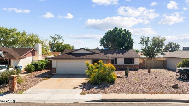 Building Photo - 1525 W El Alba Way