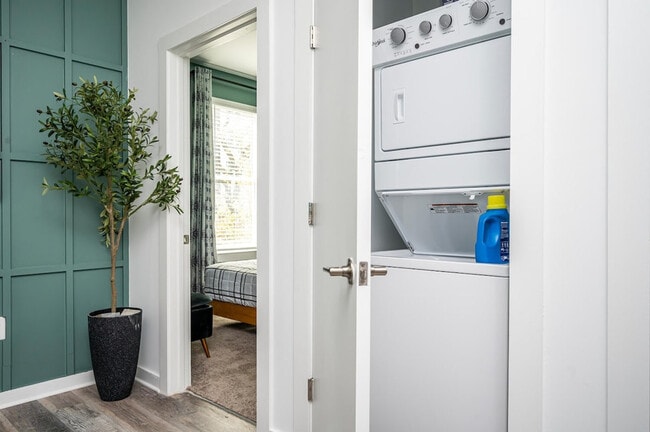 Building Photo - 542 Boulevard NE