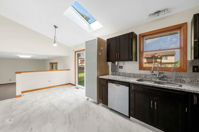 Building Photo - 1409 Gilray Dr