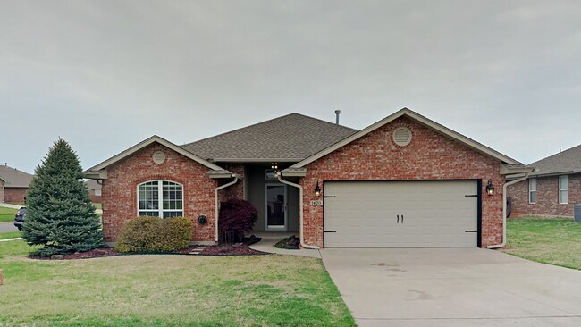 Foto del edificio - Beautiful 3 Bedroom, 2 Bathroom Home on Corner Lot with Storm Safe in Moore!