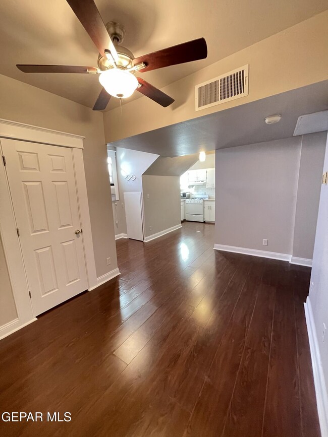 Building Photo - 521 W Missouri Ave