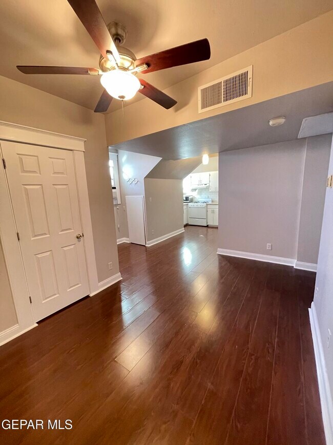 Foto del edificio - 521 W Missouri Ave