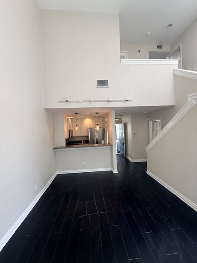 Foto del edificio - Gorgeous Mission Valley townhome available now