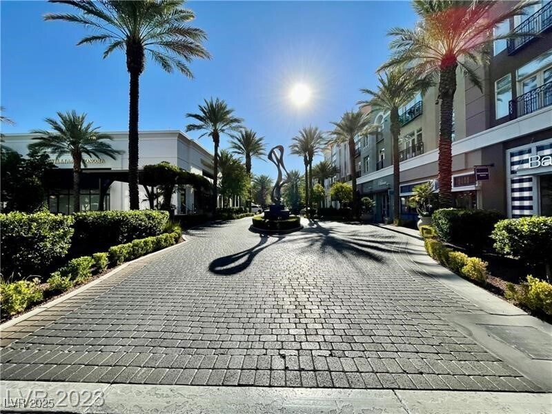 Foto principal - 2220 Village Walk Dr