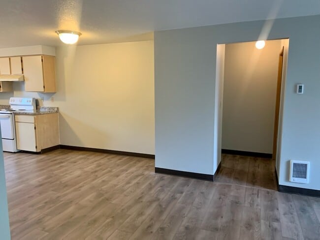 Building Photo - Willow Creek