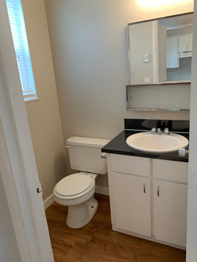 Foto del edificio - 2 Bedroom Town House!