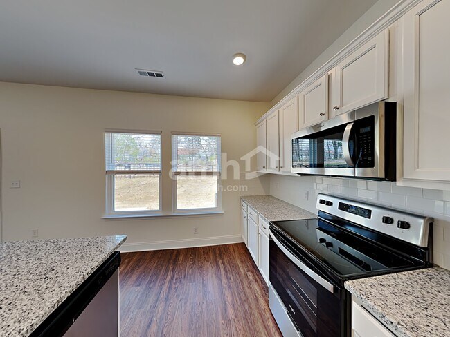 Foto del edificio - 1356 Lomond Dr