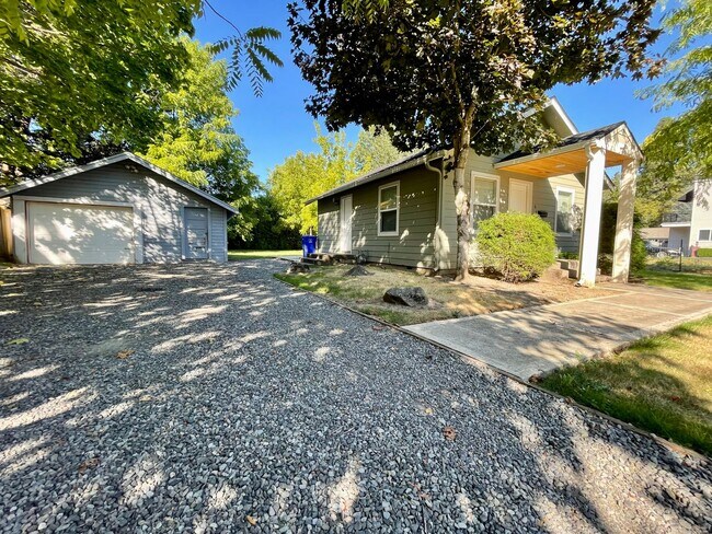 Foto del edificio - Charming 2-bedroom Gresham home with large...