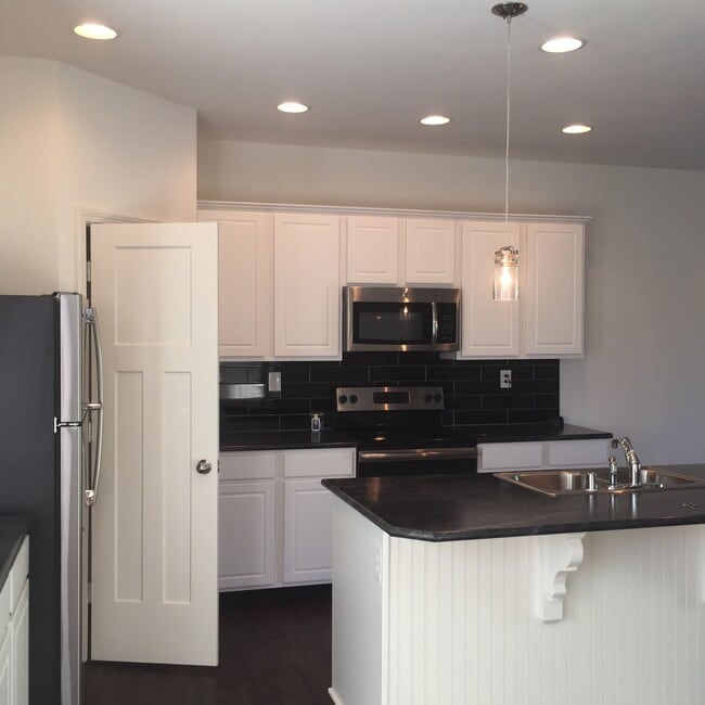 Building Photo - Emerald Twenty Four