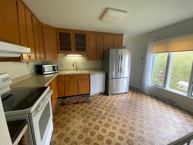 Foto del edificio - 6-Bedroom Single Family Home