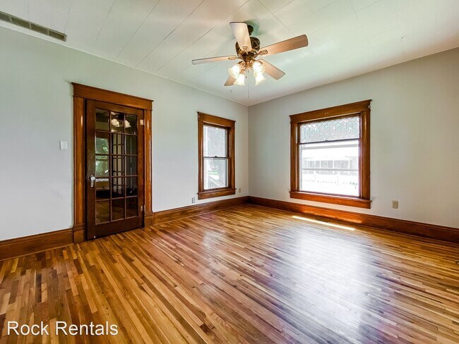 Building Photo - 3 br, 1.5 bath House - 28 W 7th Ave
