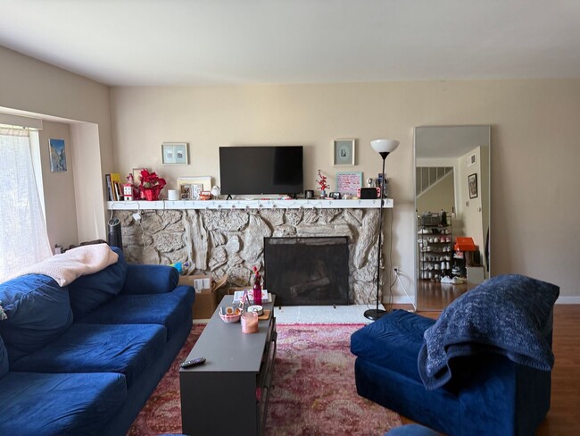 Building Photo - 5 bed 2 bath on New Mills!
