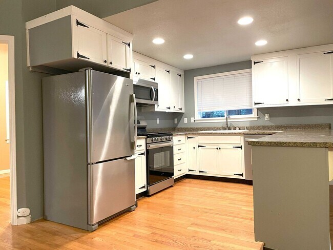 Building Photo - Lovely 2 bedroom, recently remodeled Grann...