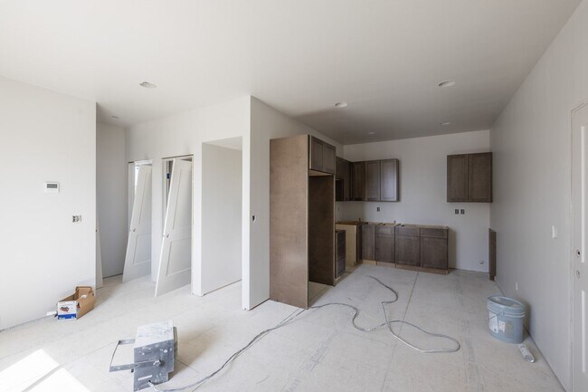 Foto del edificio - BRAND NEW 4 Bed/2 Full Bath Twin Home Main Unit in Sugar City! ALL UTLITIES ARE INCLUDED IN PRICE!!!