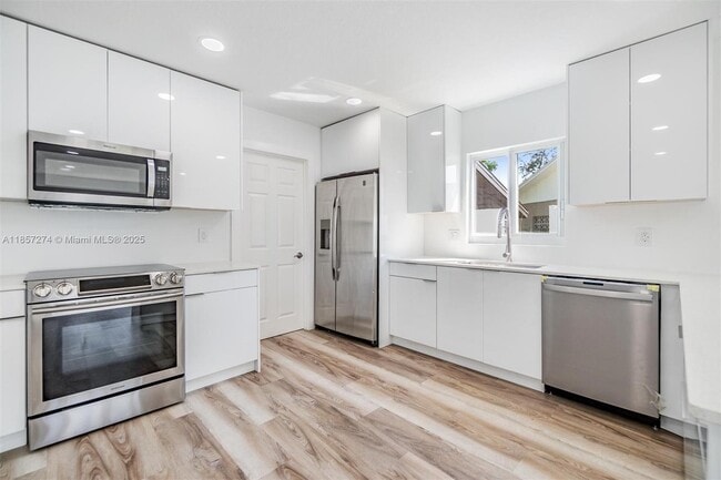 Building Photo - 8705 Tahiti Ln
