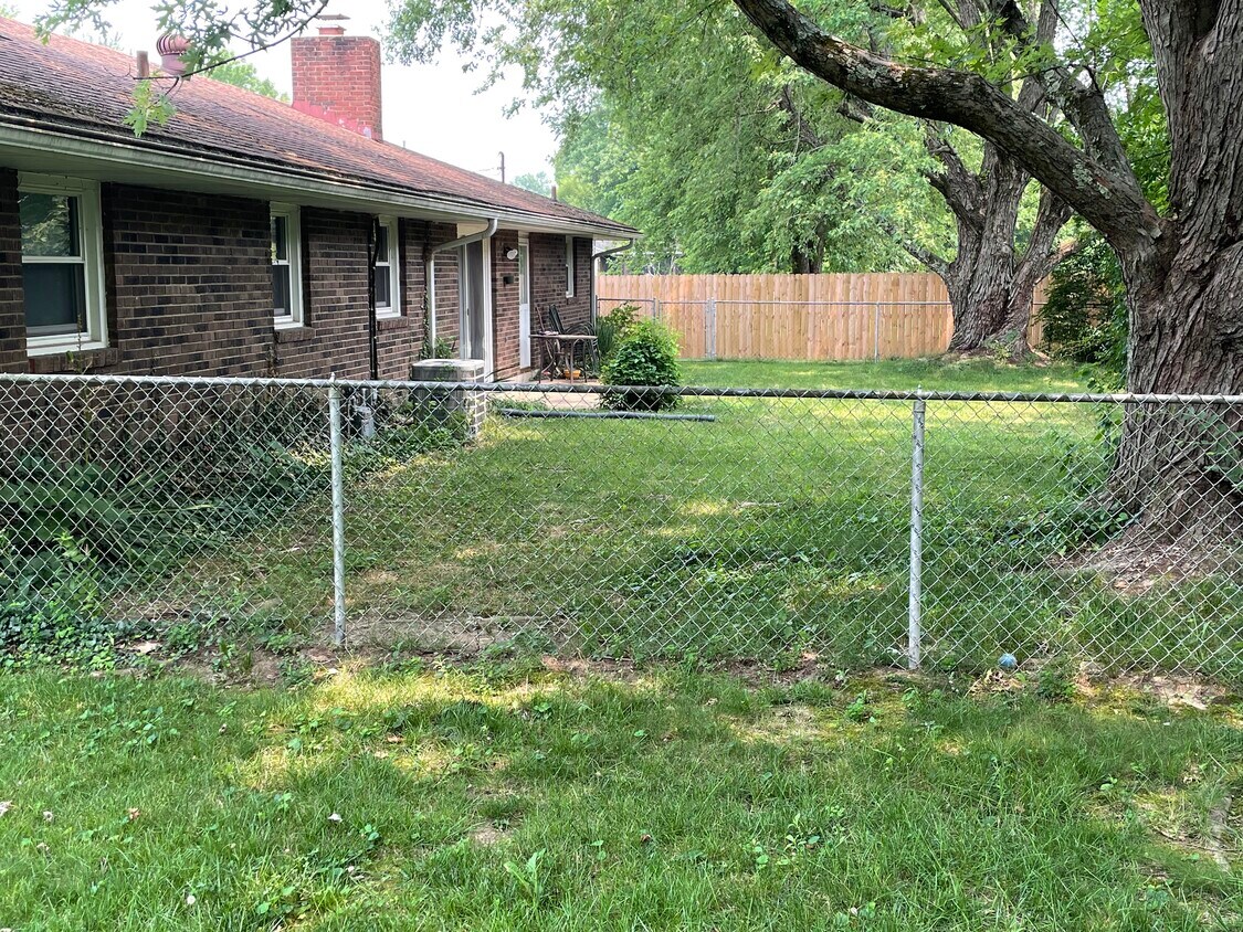 Fenced rear - 519 Maxine Dr