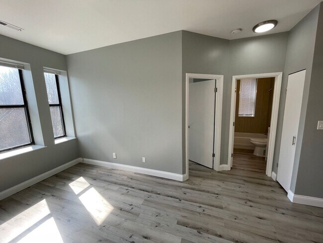 Foto del edificio - GORGEOUS 2/1 -  RENOVATED! Stainless, Granite, In Unit W/D