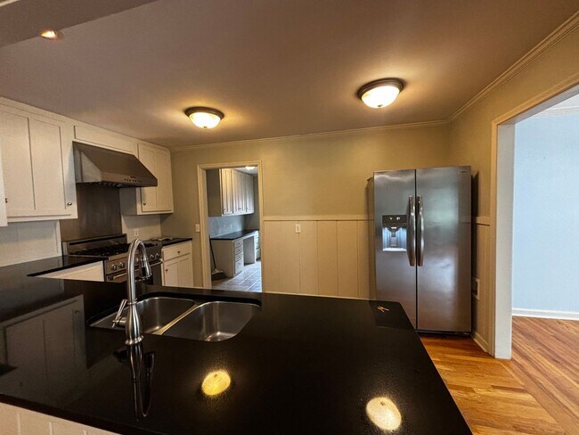 Building Photo - Brookside Charmer on secluded dead end street, just a 2 minute distance to restaurants, shopping ...