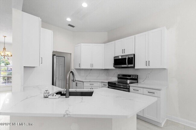 Foto del edificio - 1722 Branch Vine Dr W