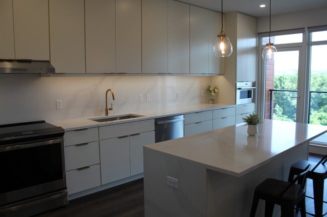 Spacious kitchen with quartz counters - 125 Cambrian Way