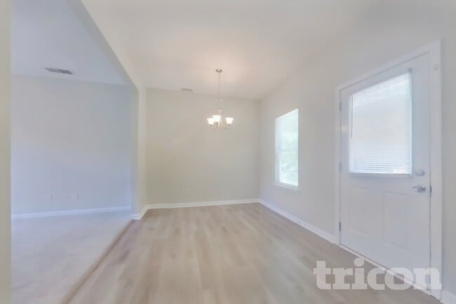 Building Photo - 47 Carriage Hls Dr SE