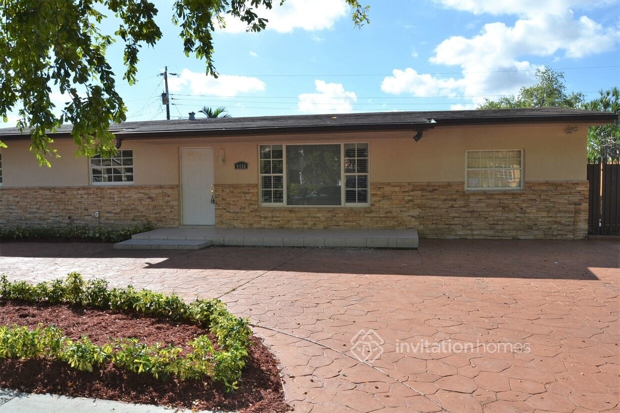 Primary Photo - 8450 SW 12th St