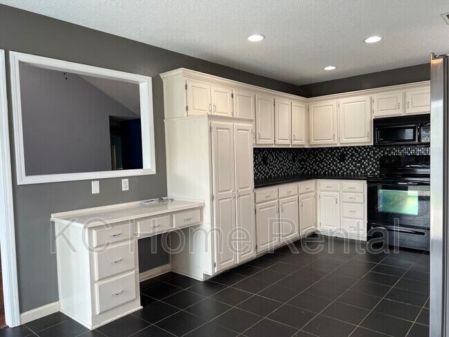Building Photo - 857 SW Country Hill Dr