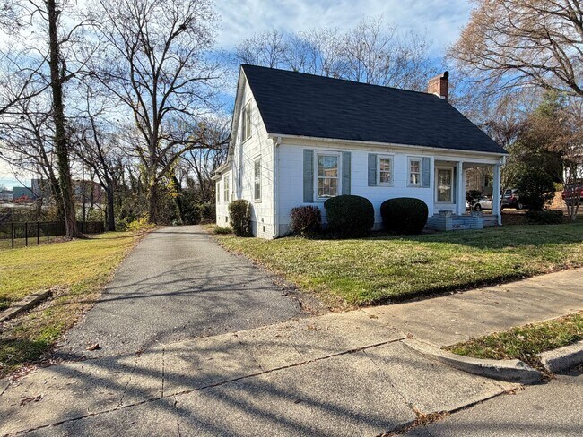 Foto del edificio - Statesville Downtown - 2BR / 1BA