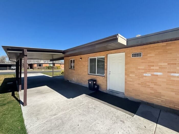 2 Bed 1 Bath - New carpet - New paint - Great location! - 2 Bed 1 Bath - New carpet - New paint - Great location!