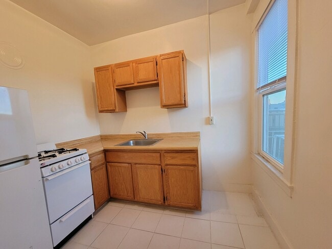 Kitchen - 615 Leavenworth St