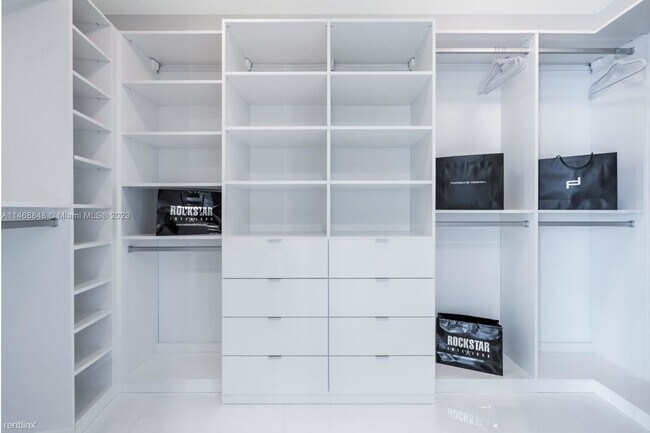 Foto del edificio - 3 br, 4.5 bath Condo - 18555 Collins Ave A...