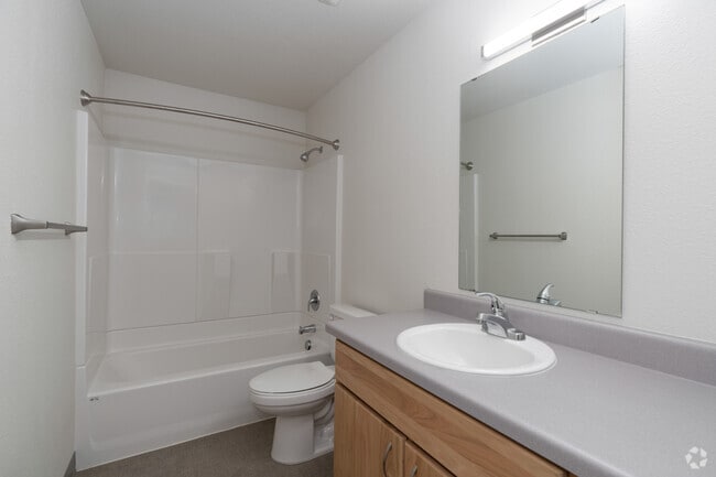2BR, 1BA - 950SF Bathroom - The Ridge at Bull Mountain