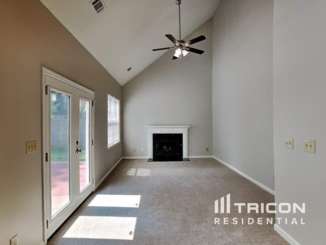 Building Photo - 2711 Woodside Dr