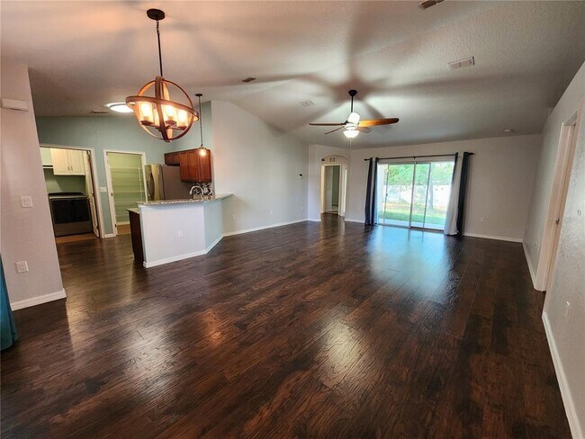 Foto del edificio - 8380 Colma St