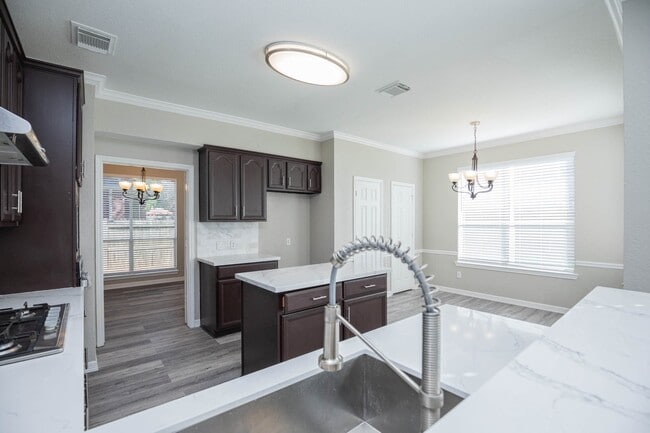 Building Photo - 18135 Somerset Knolls Ct