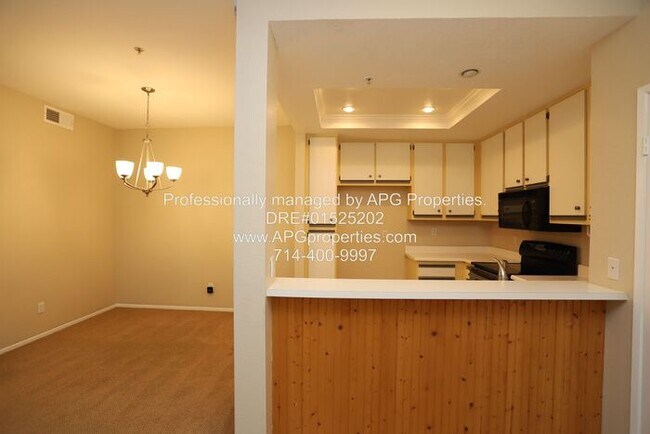 Building Photo - Spacious 1 Bedroom + 1 Bathroom Condo with...