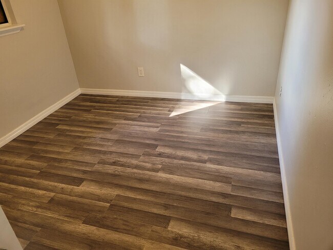 Building Photo - 4220 Ponds Dr