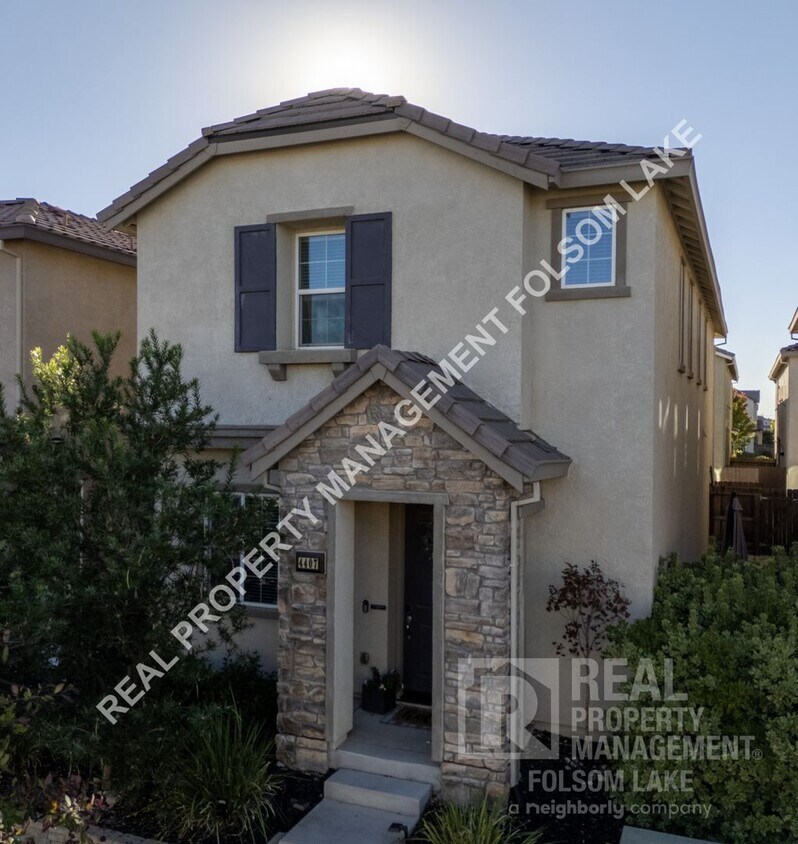 Foto principal - Spacious 3 bedroom 2.5 bath in the Westshore Lake Neighborhood