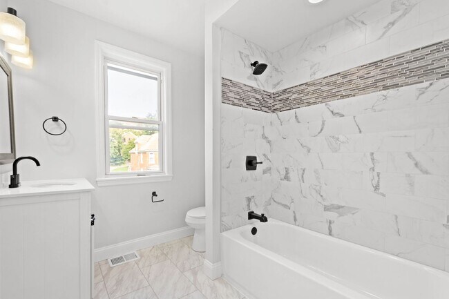 Foto del edificio - Stunning 5 bedroom home in Mt. Washington available June 1!