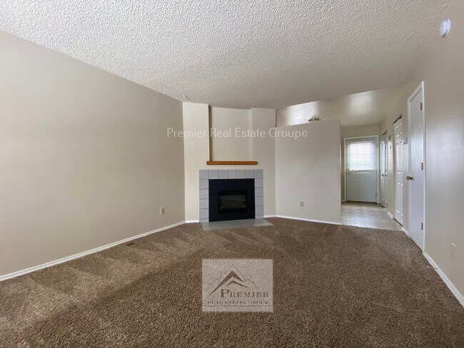 Foto del edificio - 519 Comanche Village Dr