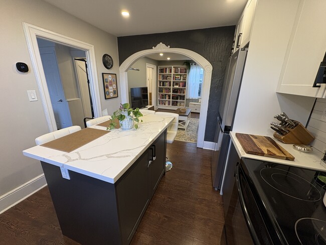 Building Photo - Inviting 3 Bedroom Home With 2 Parking Spots