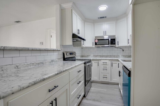 Building Photo - 1114 Sandringham Dr