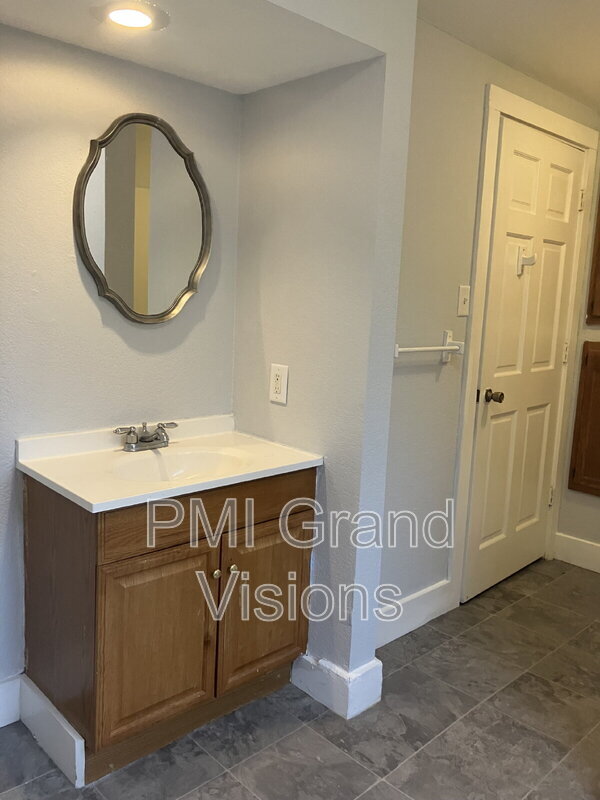 Foto del edificio - 1035 W Main St