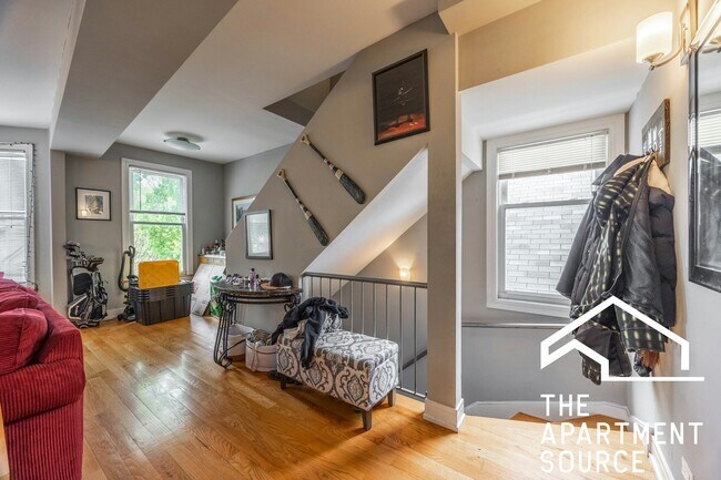 Foto del edificio - 3023 N Oakley Ave
