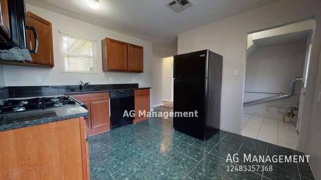 Building Photo - 17605 Lincoln Ave - Nicely Updated Eastpoi...