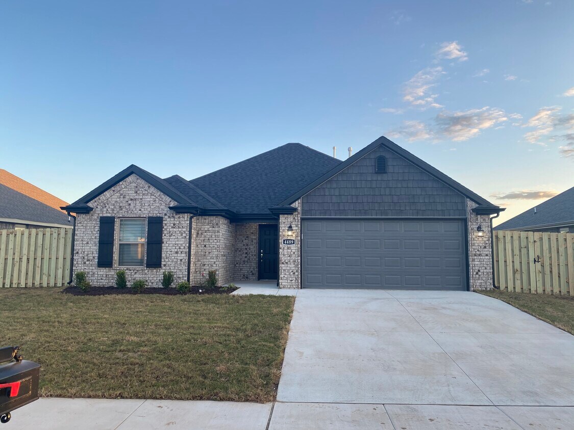 Primary Photo - 4489 W Barhem Dr