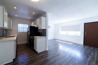 Building Photo - 319 Heliotrope Dr