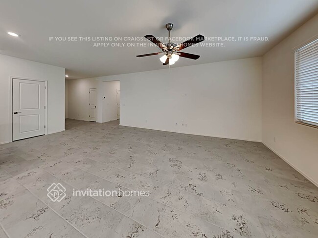 Building Photo - 11445 W La Reata Ave