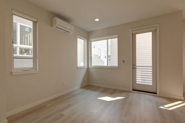 Foto del edificio - Beautiful 2bd, 2ba Townhome Available in C...