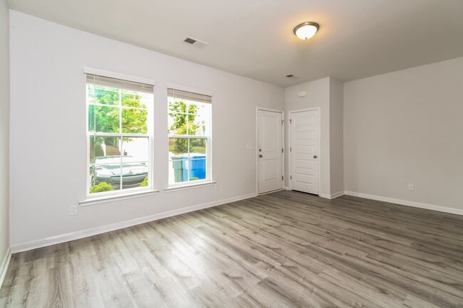 Foto del edificio - 287 Northwood St